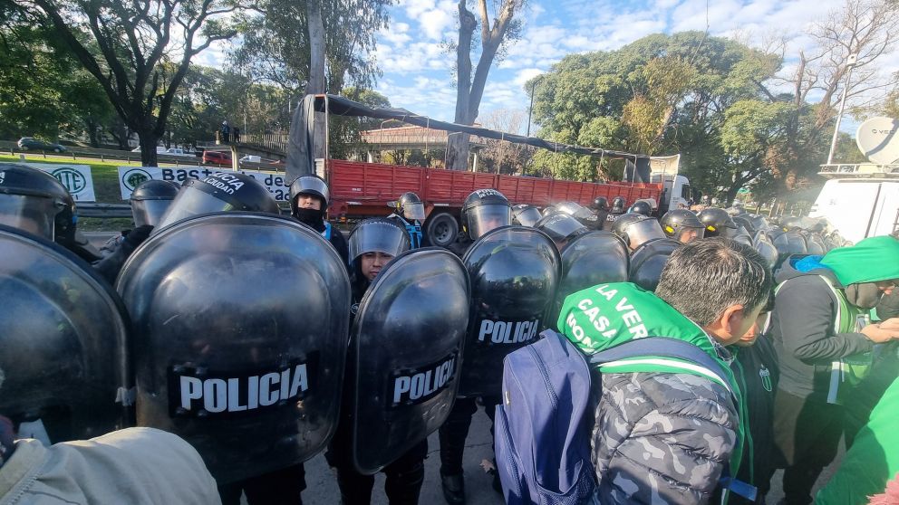 Represión policial a trabajadores del INTI que protestaban por despidos.