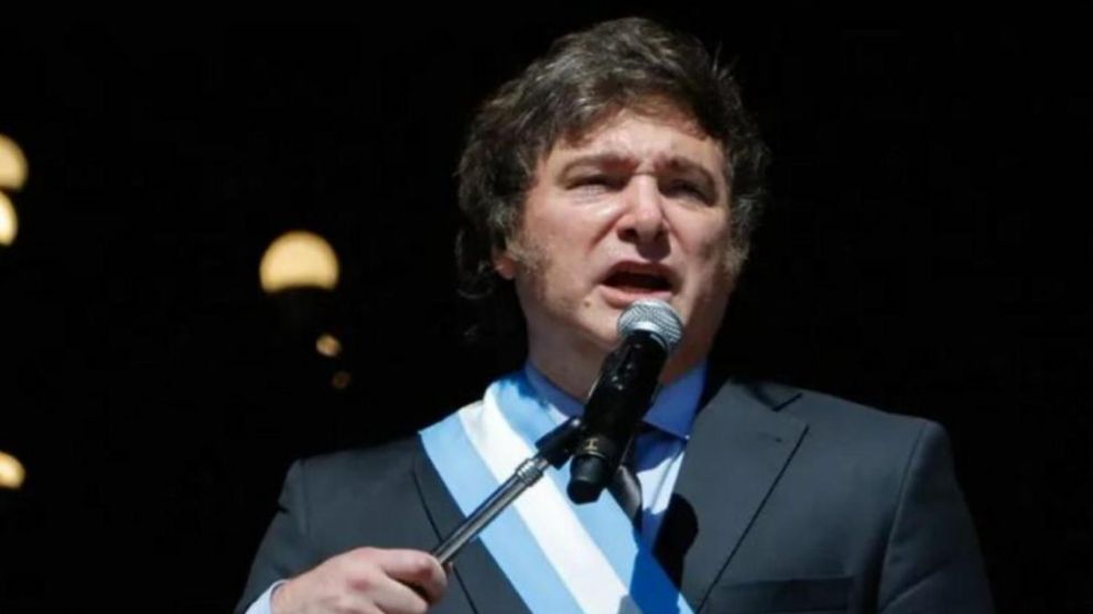 Milei se bajó del viaje a París