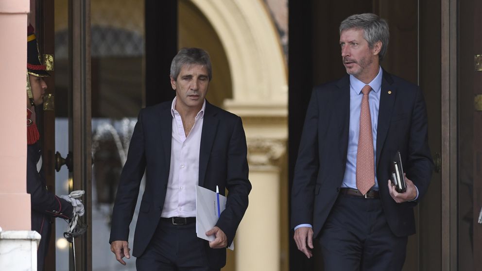 La emisión por pagos de intereses a los bancos cayó a la mitad