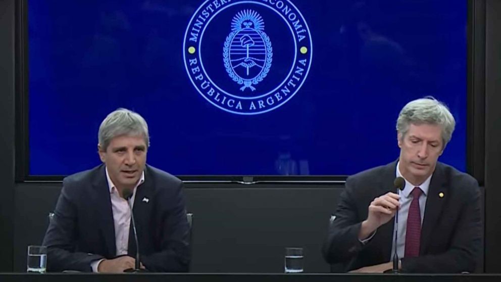 Caputo (Econom�a) y Bausili (BCRA) durante la conferencia del viernes