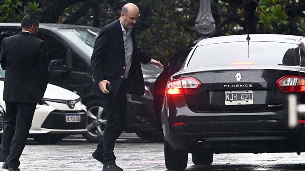 Sturzenegger no se pudo reunir con Milei