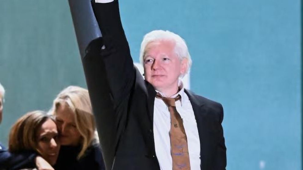 Assange a su llegada a Canberra