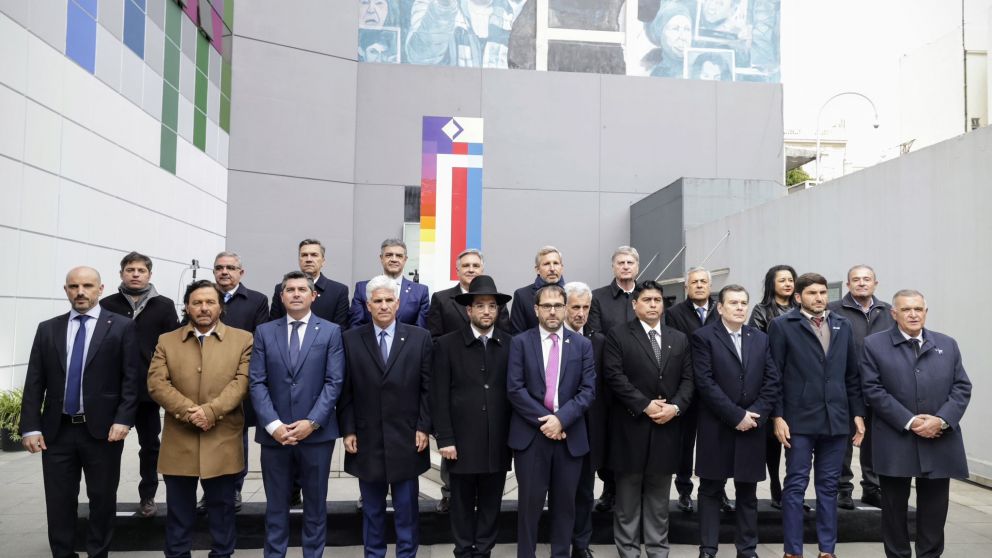 Los gobernadores firmaron un pedido de justicia por el atentado a la AMIA.