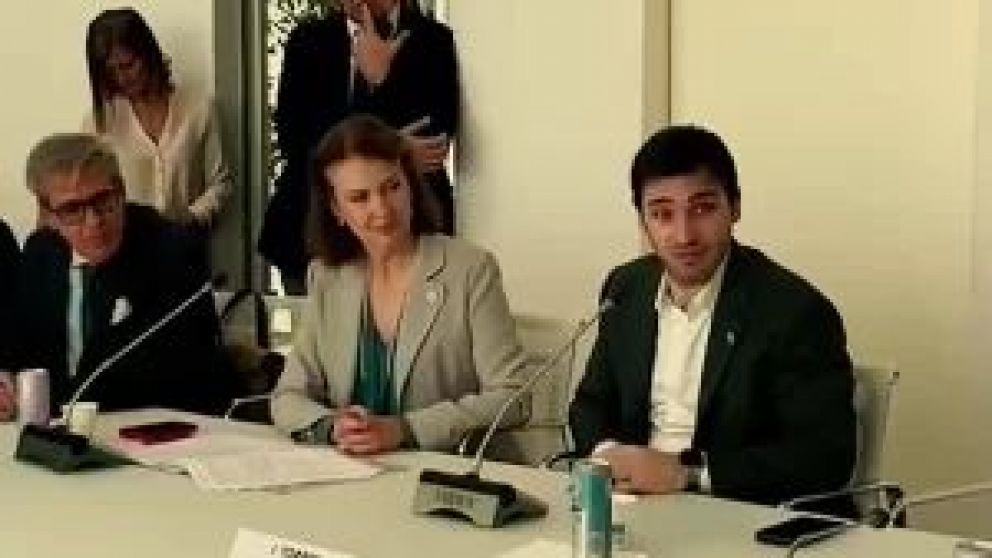 El gobernador de Chubut anticipó que este martes comenzará una ronda de negocios en la nación europea. Viajó con la canciller Diana Mondino y el secretario de Energía de Nación. Se entrevistará con empresarios y funcionarios de Lombardía.
