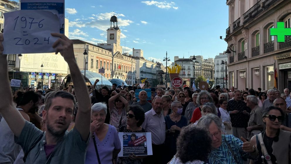 En Madrid, manifestantes portaron pancartas en las que se podía leer "Milei vergüenza" o "no eres bienvenido"