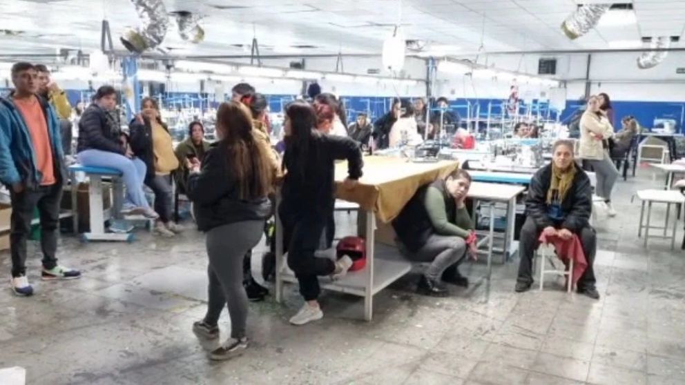 Hace un mes que 133 trabajadoras tomaron la planta Textilcom y no tienen respuesta