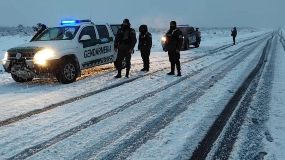 Las principales rutas en el sur de la Argentina est�n bajo alerta�por la abundante ca�da de nieve