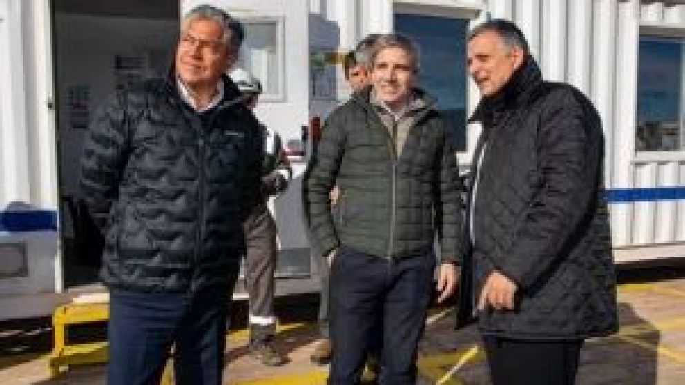 El ministro de Economía se reunió con el gobernador de Neuquen, Rolando Figueroa, con motivo de las tratativas de financiamiento para obras que se llevan adelante. Además, recorrieron yacimientos de la empresa YPF junto a su presidente Horacio Marín.