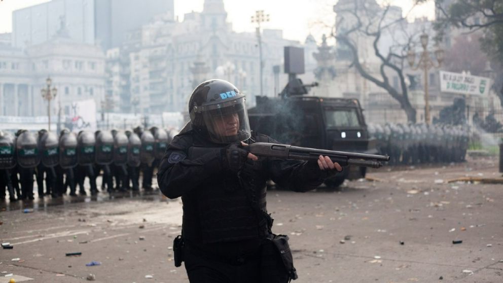 El CELS advierte que la policía detuvo gente "al voleo" en el Congreso.