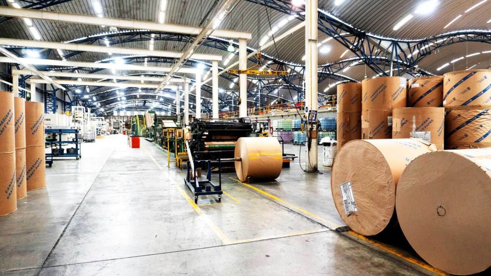 La industria cayó casi un 11% interanual, según FIEL