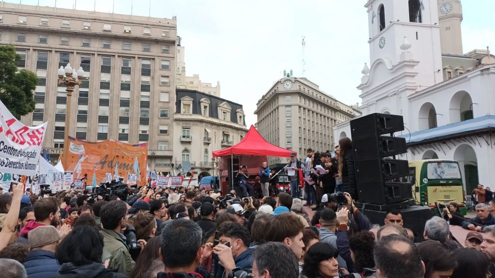 Acto de los familiares de detenidos por manifestar contra la Ley Bases.