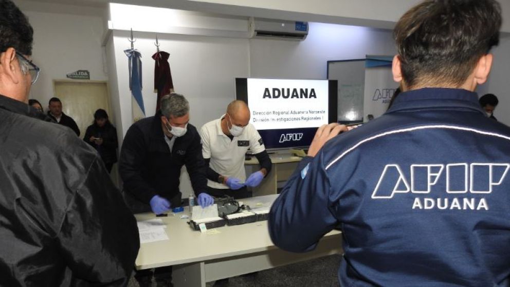 La Aduana descubri� coca�na en encomiendas que transportaba un �mnibus de larga distancia