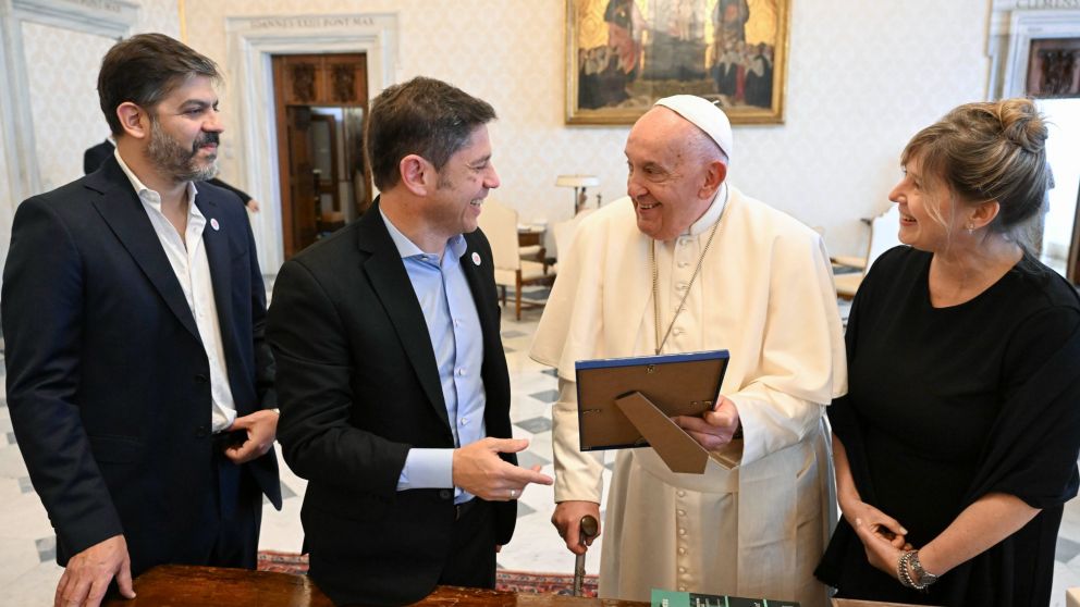 El Papa recibió a Kicillof y le mandó una señal al Gobierno de Milei.