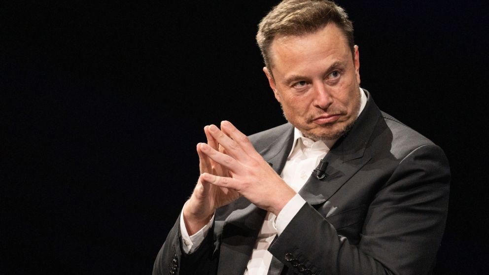 Elon Musk amenazó con prohibir el uso de dispositivos Apple en su empresa