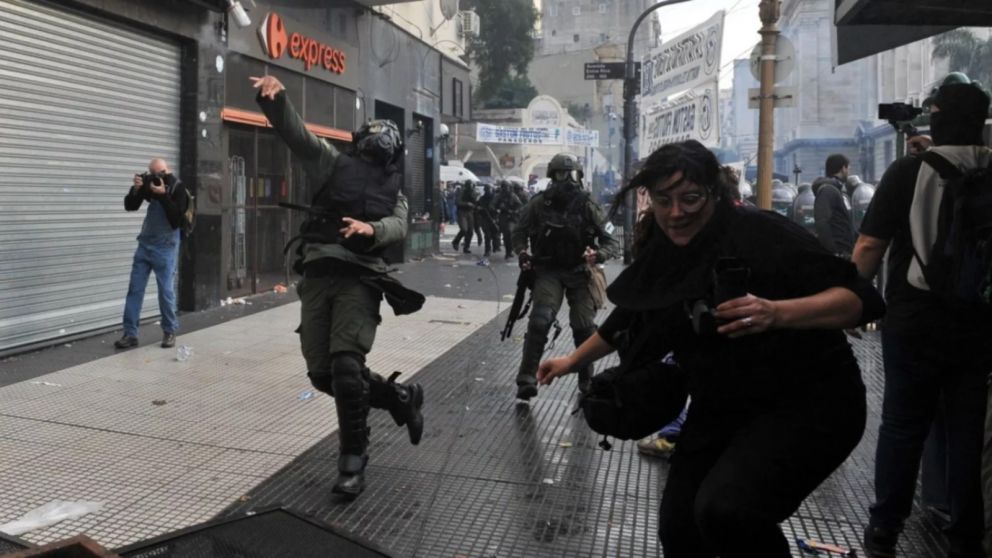 Ley Bases: Represión policial e incidentes con manifestantes.