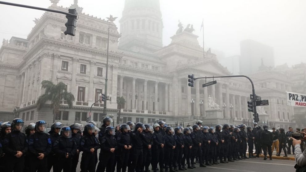 Gendarmería cubre la puerta del Congreso durante el debate de la Ley Bases