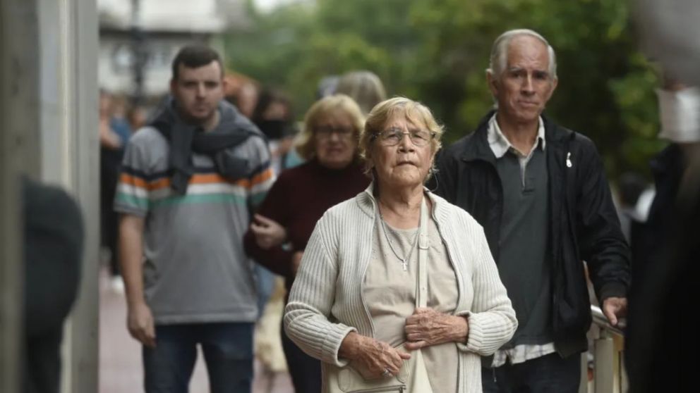 Cada vez más investigaciones en psicología del envejecimiento muestran que el bienestar en la adultez mayor no necesariamente pasa por negar el paso del tiempo