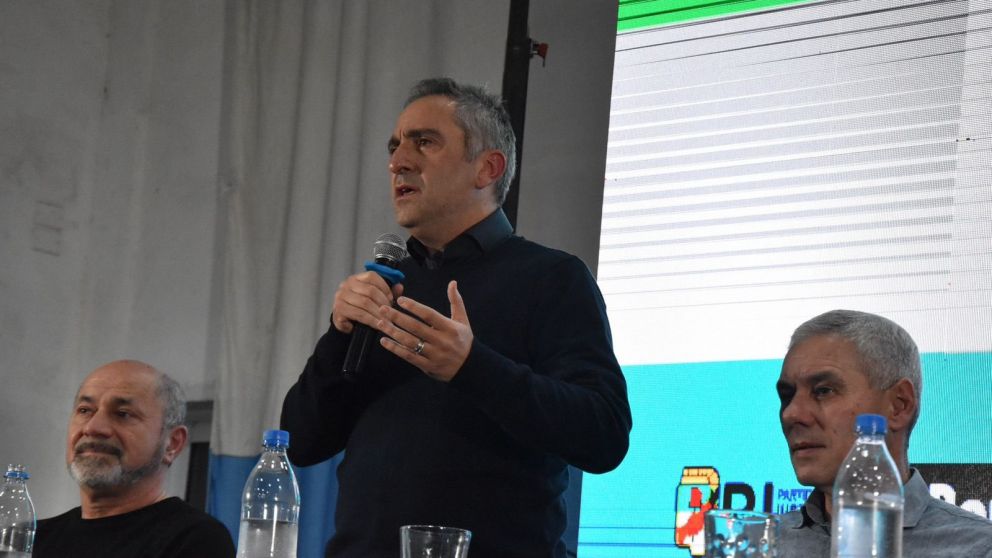 Larroque y los intendentes Cagliardi y Secco, en un acto con la militancia.