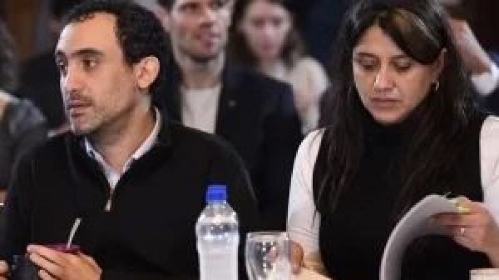 La legisladora nacional celebró el aumento de regalías en la ley de Bases, pero rechazó la privatización de "Aerolíneas Argentinas y el Correo Argentino" y la reforma laboral. Sobre la reforma fiscal dijo que está en contra de la restitución del impuesto