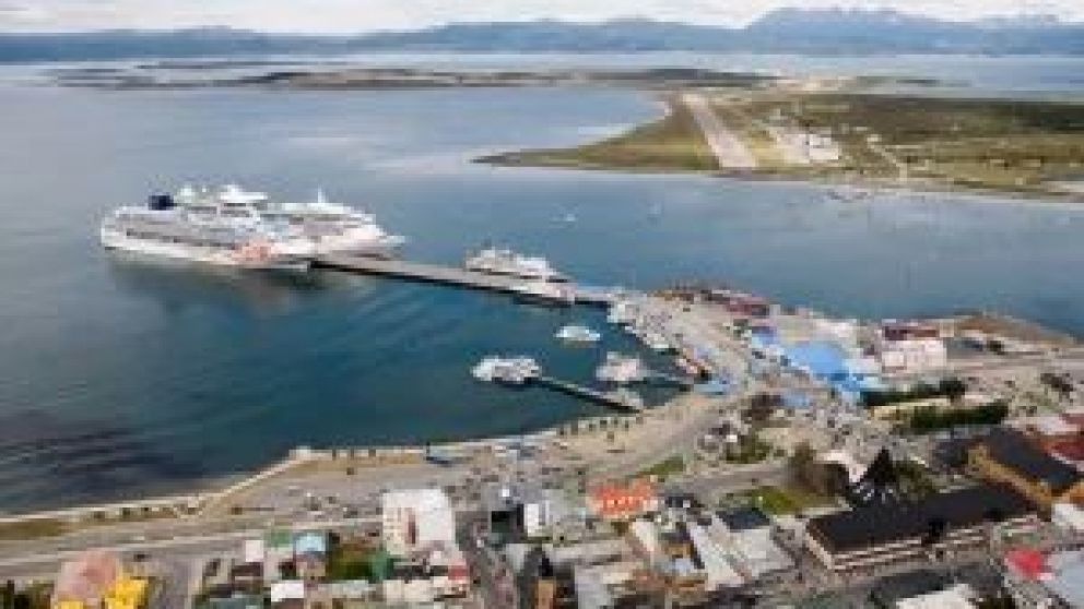 El Presidente de la Dirección Provincial de Puertos de Tierra del Fuego, Roberto Murcia, ponderó el nivel de actividad del puerto de Ushuaia y aseguro que es un motor económico para la provincia.
