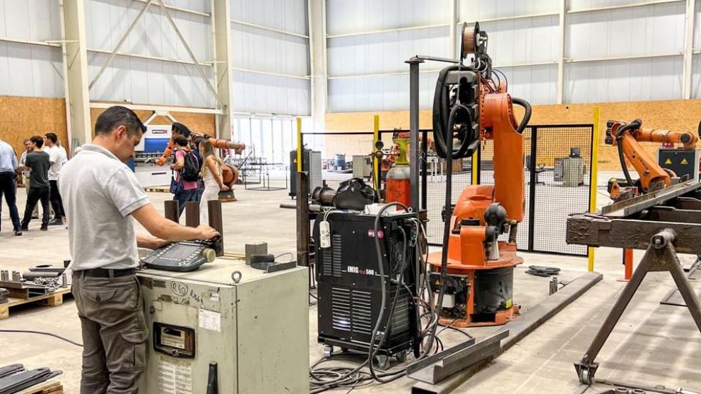 Universidades ofrecen cursos cortos para trabajos muy bien pagos en la industria del futuro