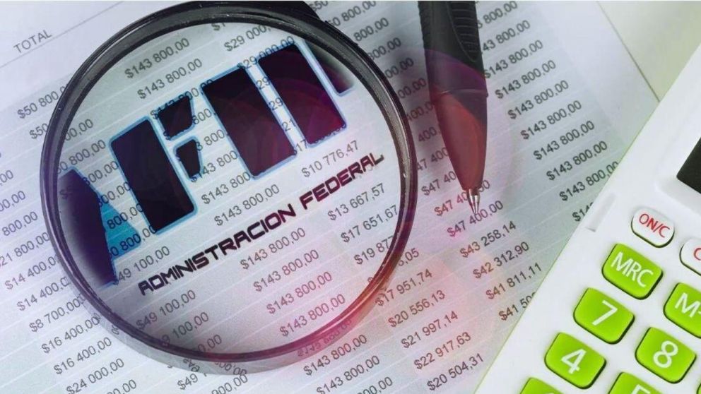 AFIP devolverá el 35% de las percepciones que cobró en 2023 por las compras en dólares