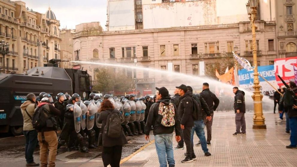 Represi�n en una protesta del Sindicato de Trabajadores del Neum�tico
