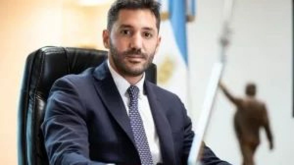 El ex presidente de Energía Argentina SA, criticó duramente la decisión del gobierno de cortar el suministro de gas a las estaciones de GNC y advirtió que “el costo de la gestión ineficiente en materia energética cuesta y lo pagan todos los argentinos”.