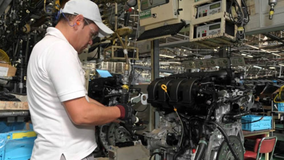 La suba del dólar oficial provocó una caída en la industria y el comercio