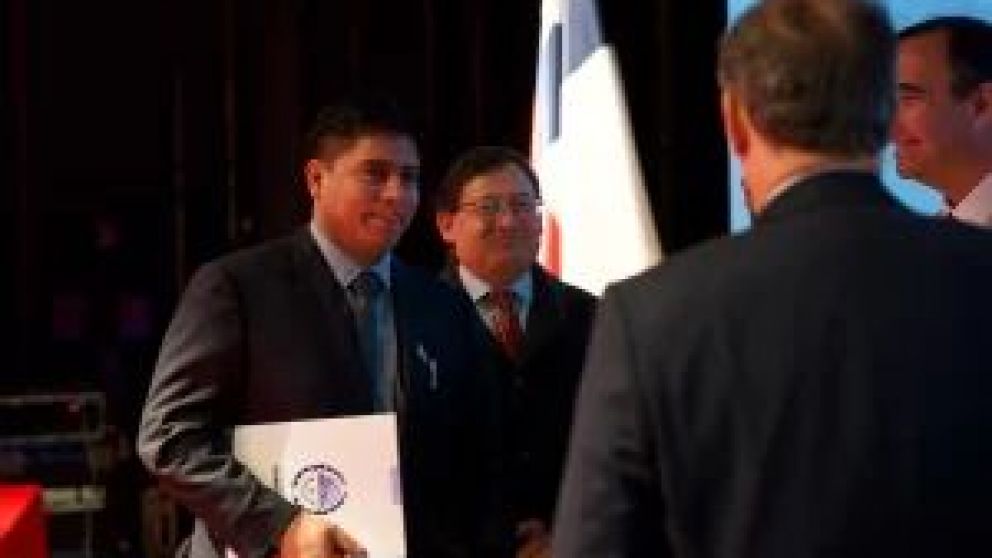 El gobernador de Santa Cruz llamó a "fortalecernos como región". Dijo que la Patagonia tiene "enormes riquezas" y criticó al gobierno nacional "por las decisiones centralistas", en referencia a las tarifas en los servicios públicos y la baja de subsidios