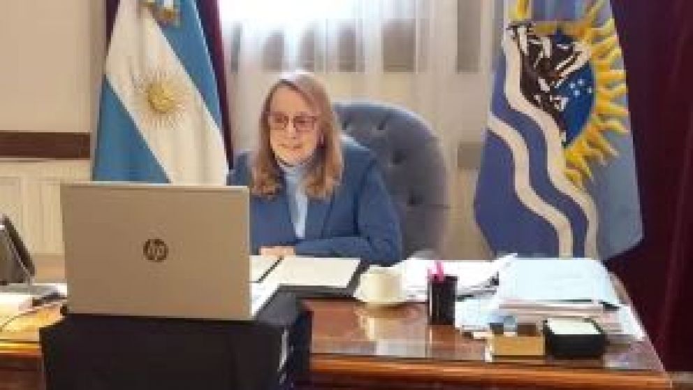  Alicia Kirchner se comprometi� ante la mesa de sindicatos de Puerto Deseado, dentro de la ronda de reuniones permanentes que viene manteniendo con los distintos actores de Santa Cruz. �Algunas de estas cuestiones deben ser reguladas cada una por separado