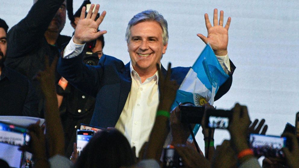 Pese al triunfo en octubre de LLA, Llaryora sigue arriba arriba en las encuestas para su reelección