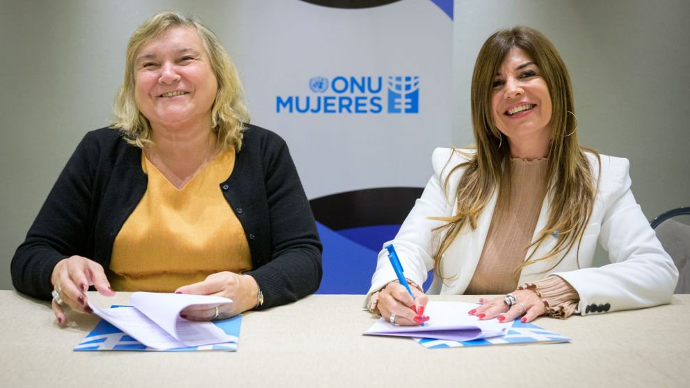 María Noel Vaeza y la Dra. Lina Anllo. en el momento de la firma