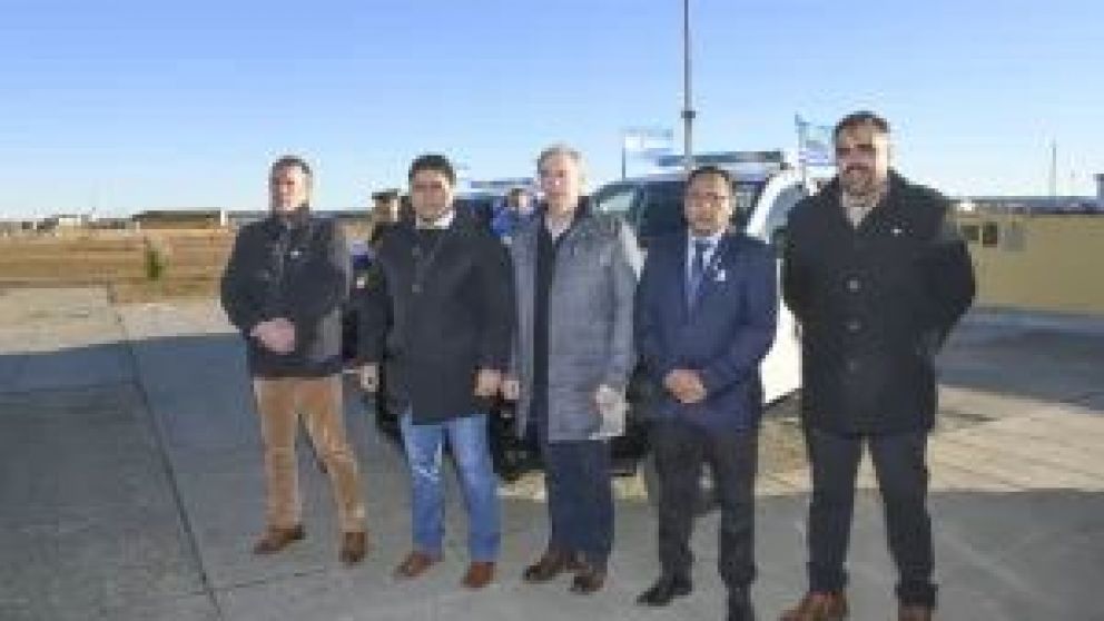 Pan American Energy entregó 3 camionetas 4x4 equipadas para operar como patrulleros de la fuerza policial. El gobernador Claudio Vidal destacó la responsabilidad social de la empresa petrolera y por otro lado anunció la construcción de un polideportivo