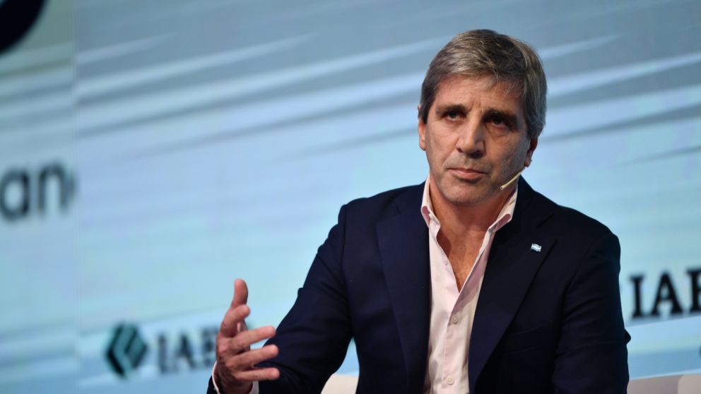 Caputo confirmó un nuevo superávit financiero en mayo