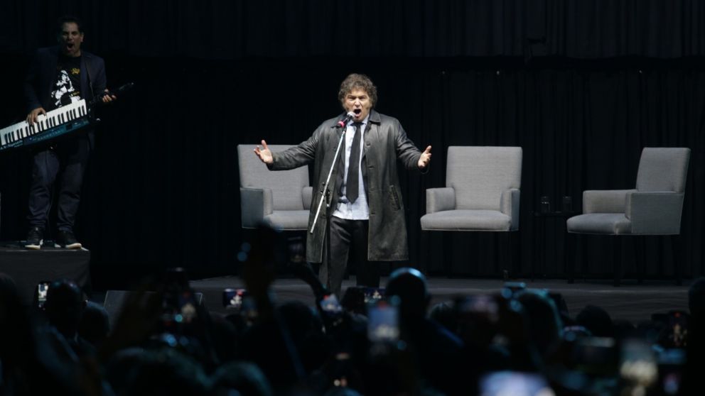 Milei arrancó a puro canto; luego, el histrionismo dio paso a la teoría