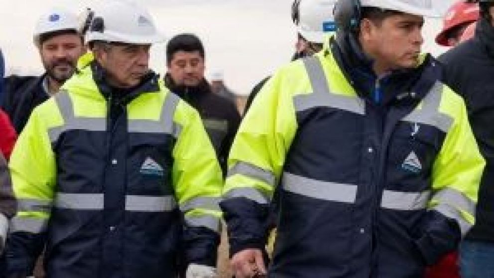 Así lo afirmó el ministro de Energía Jaime Álvarez. Aclaró que "no hay ninguna definición todavía" pero que "es muy probable que exista una cesión de YPF hacia Fomicruz que podría llegar a ser, así, el concesionario de todas las áreas". De hacerlo pasarí