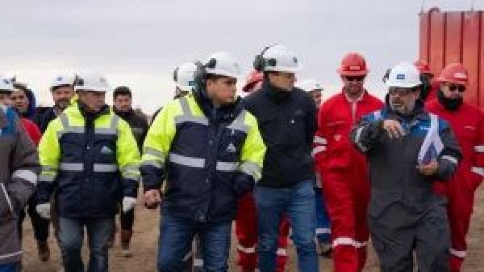 La empresas YPF y CGC terminaron el primero de 5 pozos de Palermo Aike. Estuvo gobernador Claudio Vidal supervisando la finalización de las 12 etapas de fractura. Ahora comienzan tres meses de ensayo para tener los primeros datos técnicos. El presidente