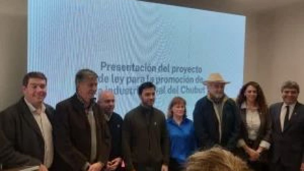 El Gobernador de Chubut encabezó la presentación del proyecto de ley para la Promoción de la Industria Naval en esa provincia. Torres estuvo acompañado por el intendente de Comodoro Rivadavia, Othar Macharashvili; de Puerto Madryn, Gustavo Sastre; de Raw
