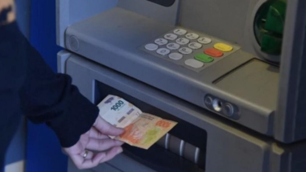 Cayeron los salarios públicos y privados