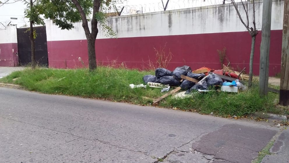 La basura se acumula en las calles y no se limpian los desagües