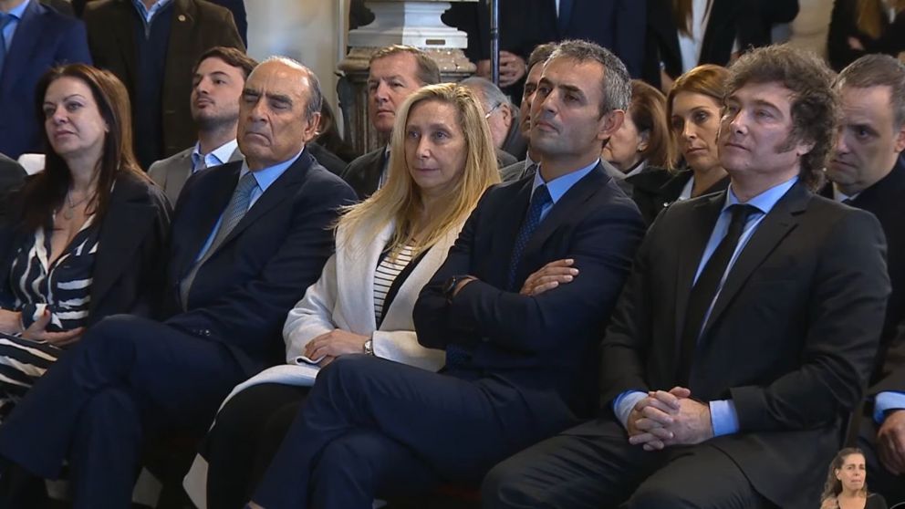 El Gobierno descartó dolarizar, acelerar el crawling peg y eliminar el Impuesto PAIS