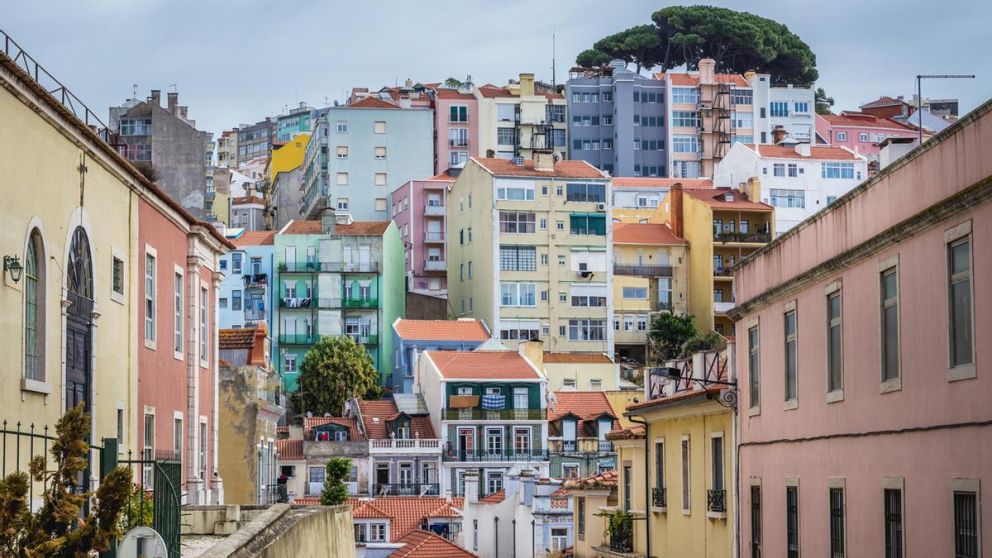 Portugal es uno de los destinos más elegidos para vivir, pero convertirse en residente no es tarea fácil