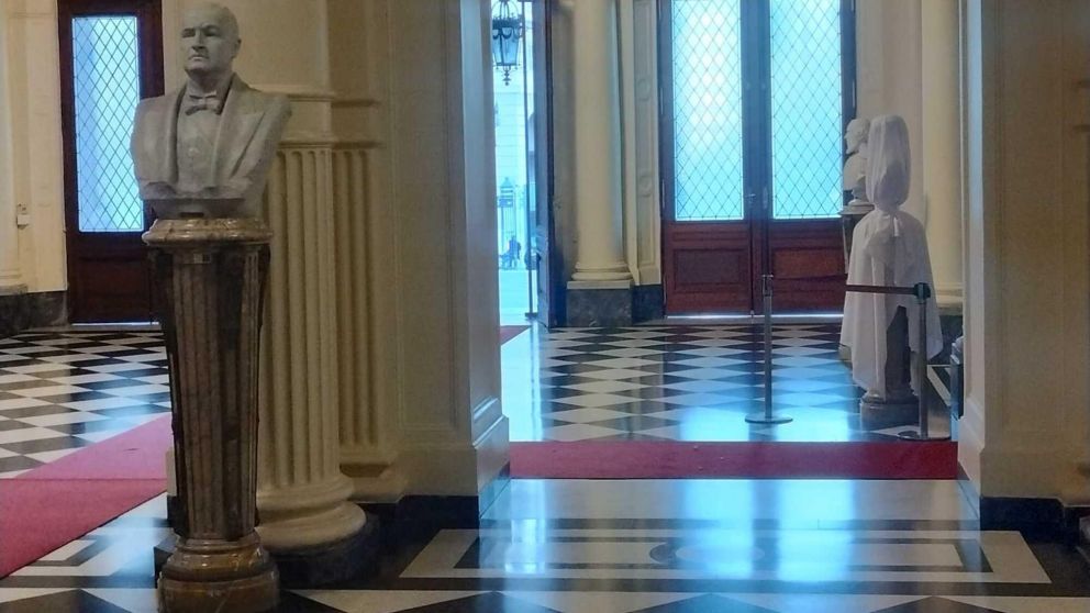 El busto de Carlos Menem llegó a la Casa Rosada, será descubierto en una acto homenaje con Javier Milei.