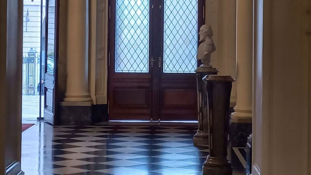 Presentarán el busto de Menem