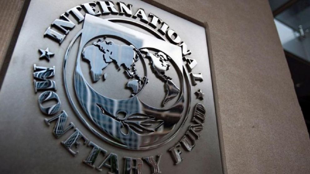 Analistas remarcaron que el cepo fue lo que permitió cumplir las metas con el FMI