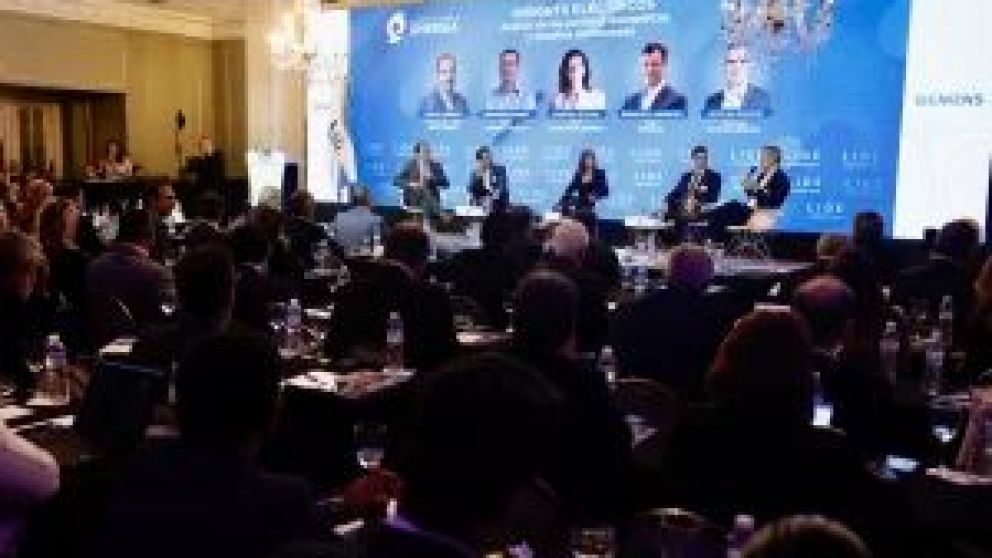  Empresarios l�deres de la industria destacaron la oportunidad que tiene Argentina como exportador de energ�a y la necesidad de contar con un marco jur�dico legal para fomentar las inversiones. En este contexto, Alejandro Bulgheroni, presidente de Pan Ame