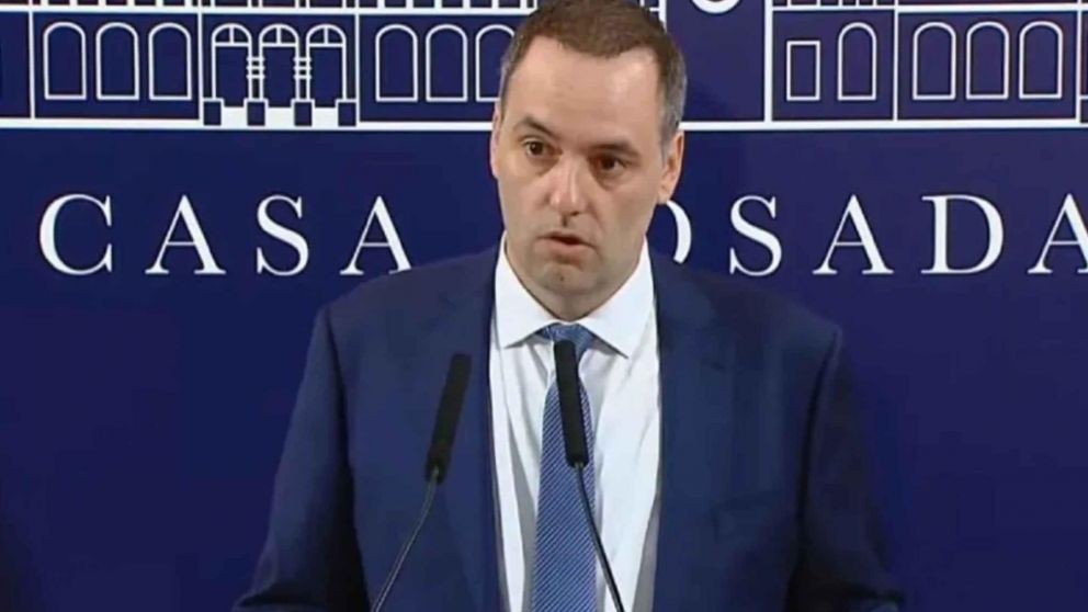 Para Adorni, "mañana paran los fundamentalistas del atraso"