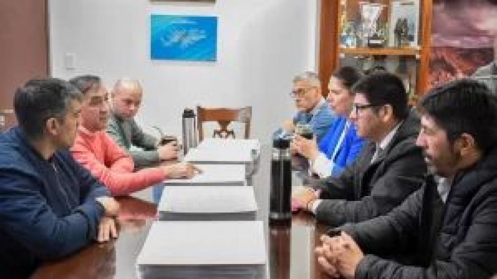 Intendentes se reunieron con legisladores para hablar sobre el proyecto para declarar la emergencia energética provincial, que será presentado este miércoles en la Cámara de Diputados. Será acompañado por las más de treinta mil firmas recolectadas en San