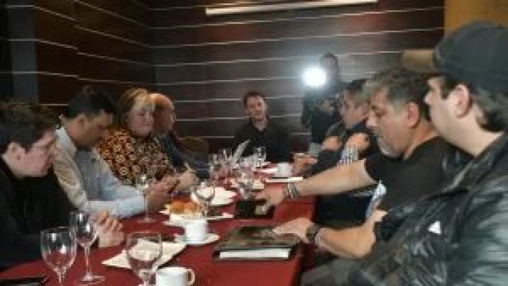 Parte de la cúpula dirigencial de la empresa, encabezados por el interventor Thierry Decoud, mantuvieron un encuentro de trabajo con los cuatro gremios. El gerente de Recursos Humanos habló con La Opinión Austral.